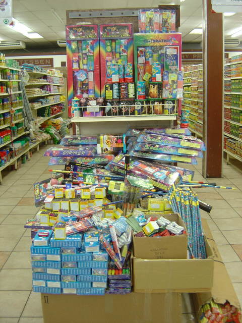 .. Feuerwerk in Botswana im Supermarkt! Soviel zum Thema:'Brot statt Böller'!